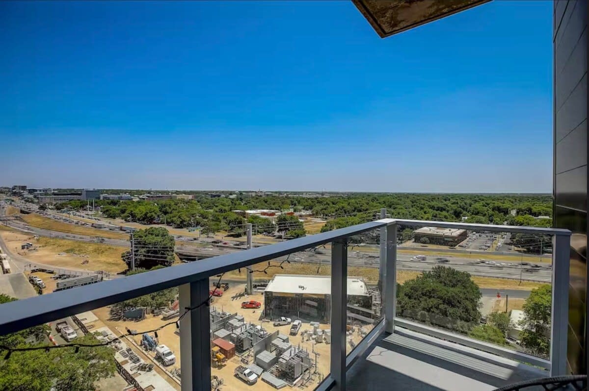 High-Rise Condo | Mins to Rainey St | Pool | Gym