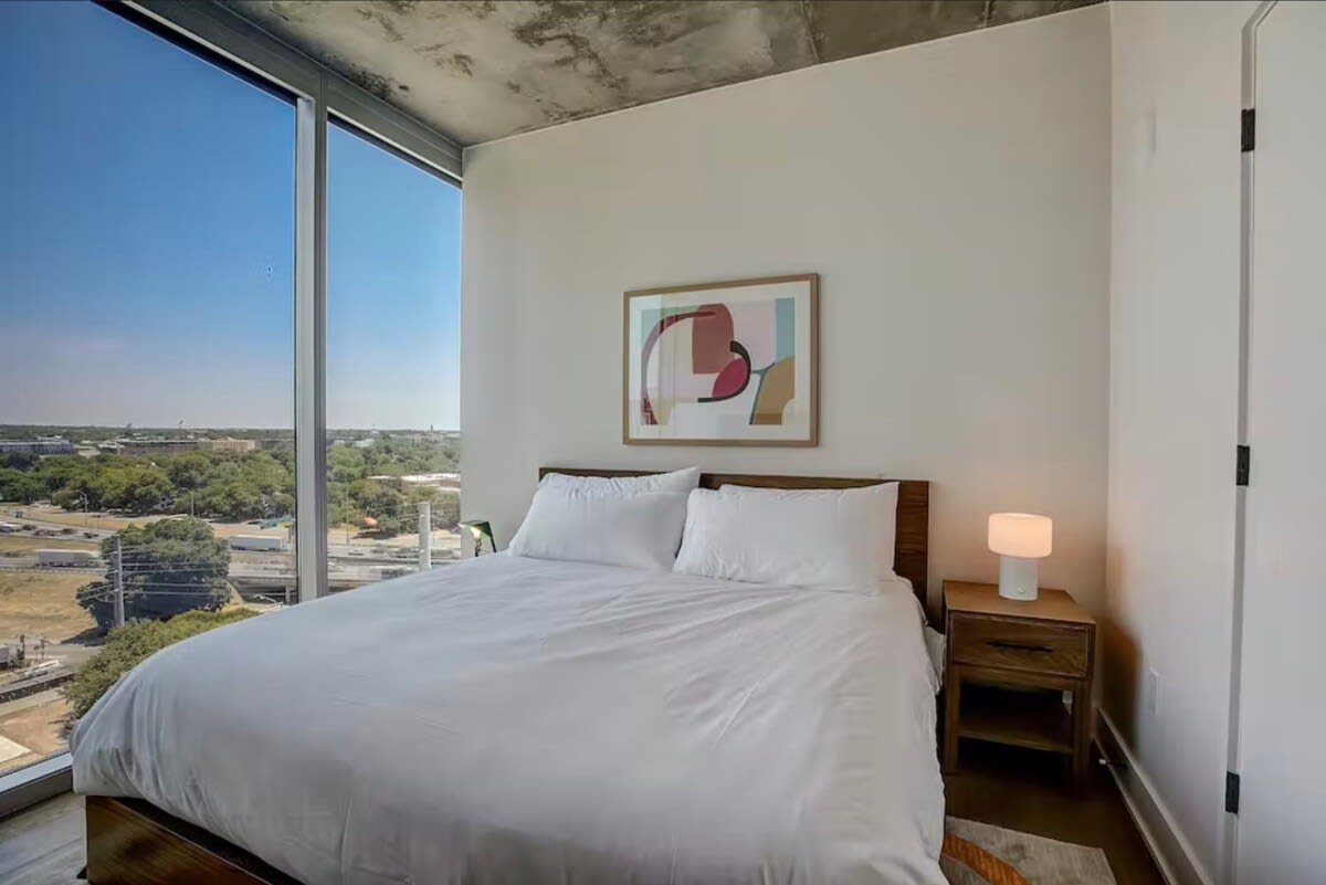 High-Rise Condo | Mins to Rainey St | Pool | Gym