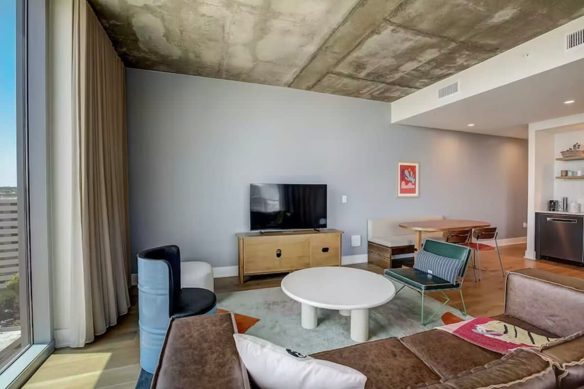 High-Rise Condo | Mins to Rainey St | Pool | Gym