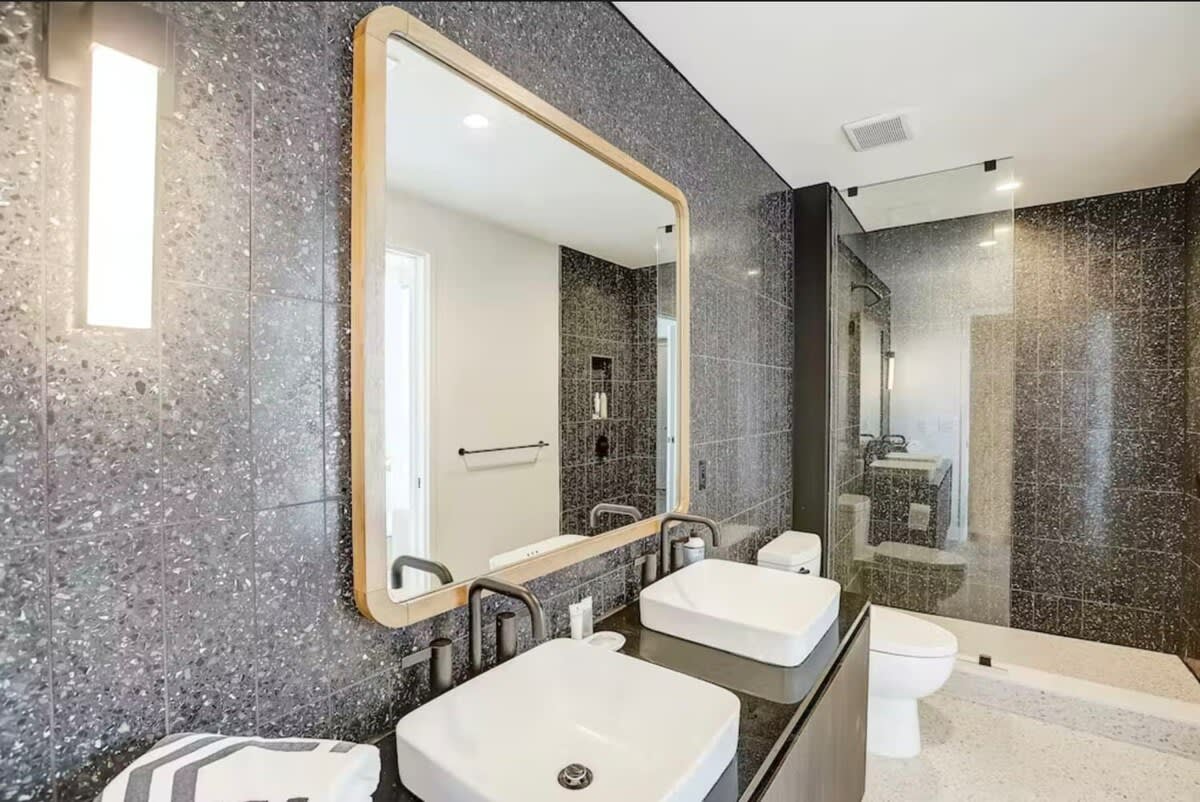 High-Rise Condo | Mins to Rainey St | Pool | Gym