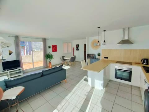 Annonce Airbnb populaire: Quiet, terrace, garage and comfort in the city à Prés D'arènes