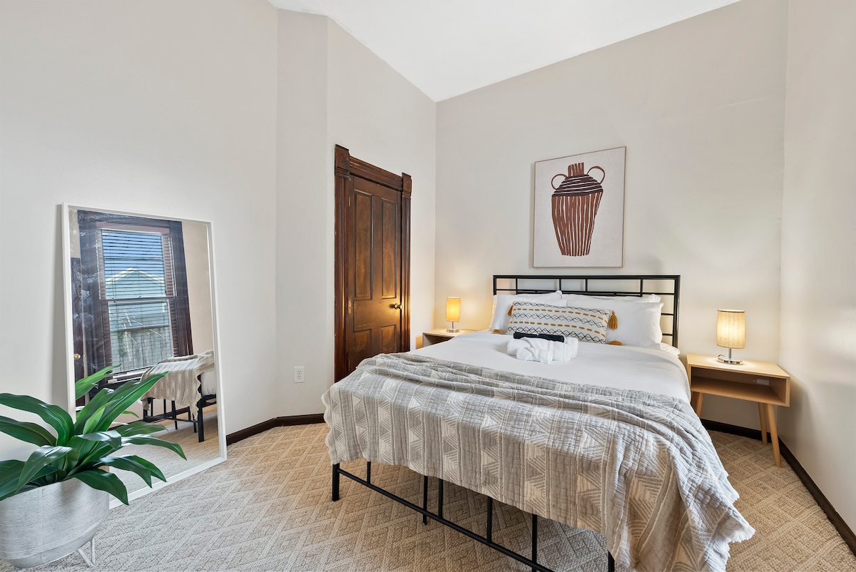 Првата спална соба додека влегувате во задниот ходник на домот. 