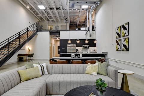 Top Airbnb: 3BR Luxury Loft Near Downtown & Frost Bank Center in Arena District
