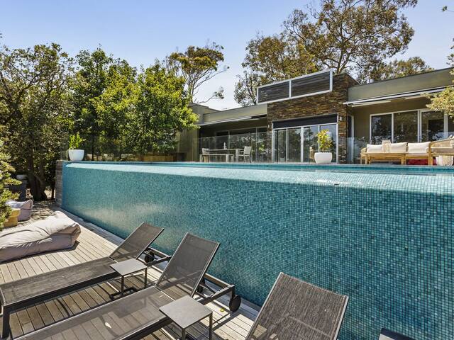 South Beach Luxury – Pool, Spa, Sauna, Gym gallery image 3