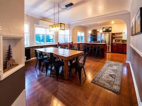 3BR Home+2 Suites (Sleeps 16); Downtown Retreat!
