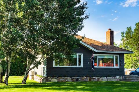 Sleeps 16 - Luxury Family Stay Downtown Cody