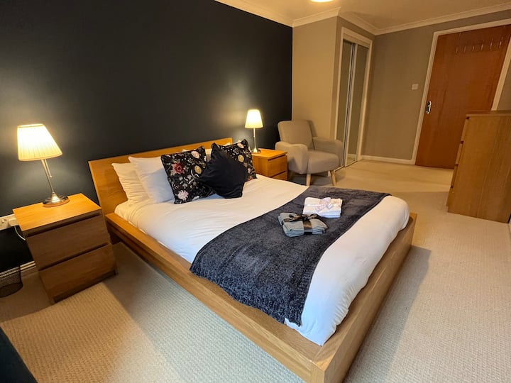 Táto super pohodlná posteľ je ideálnym miestom na odpočinok hlavy po dlhom dni skúmania.