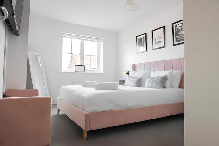 Pokojný priestor s manželskou posteľou King a mäkkými prvkami, ideálny na pokojné útočisko.