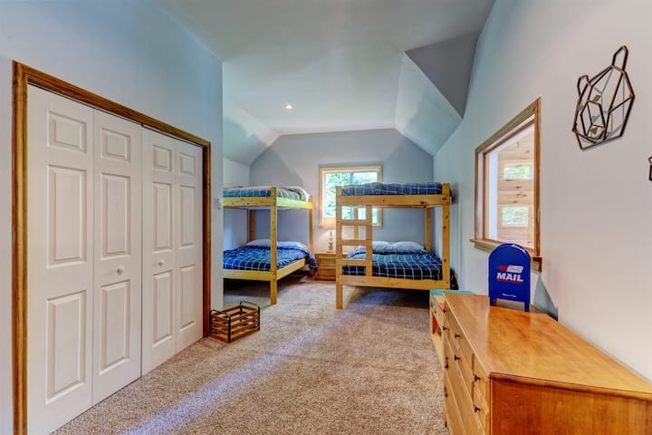 Bunk Room - Easy Street (2nd Floor)