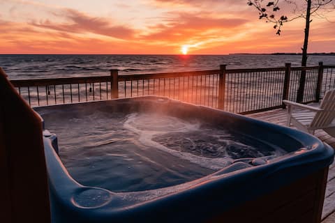 Cozy Lakefront Cottage | Hot Tub + Firelight
