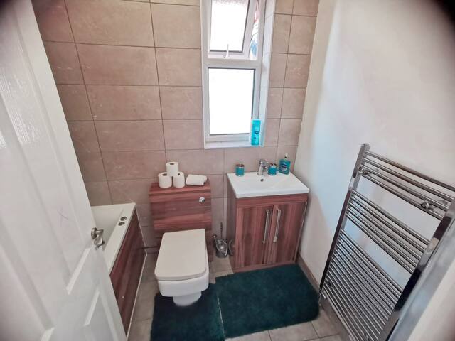 Charming 4-Bed House in Manchester gallery image 5