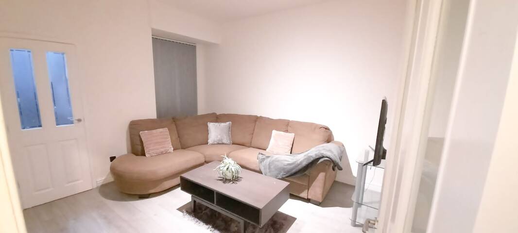 Charming 4-Bed House in Manchester gallery image 4