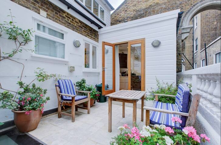 Kensington Mews: 2 Bed Maisonette – Roof Terrace gallery image 2