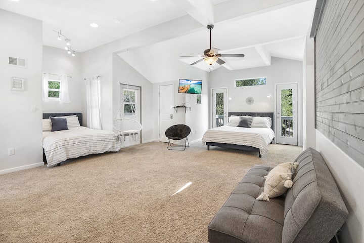 El segundo piso contiene una habitación con 3 camas tamaño queen.