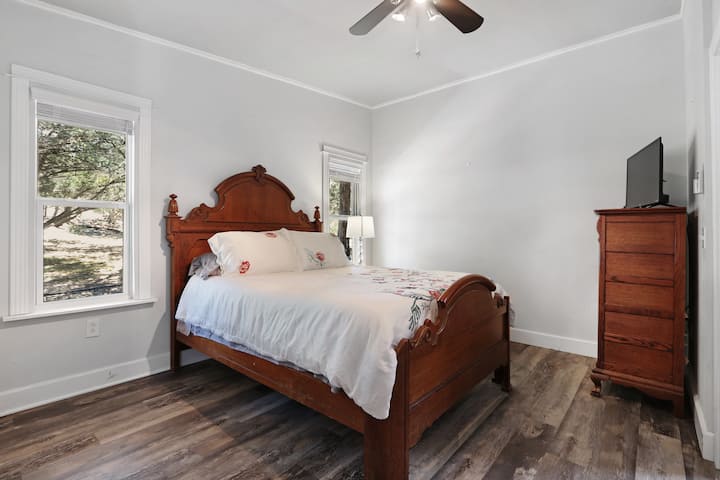 El dormitorio 2 tiene una cama tamaño queen y se encuentra fuera de la zona de estar.