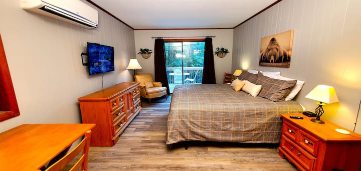 Главна спална соба - брачен кревет (широк 180-220 см)