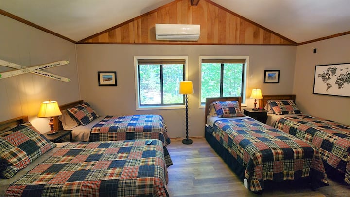 Спална соба бр. 4 со 4 единечни двокреветни кревети на тркала за да може да се спојат.