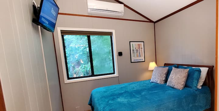 Спална соба бр. 2 - брачен кревет (широк 180-2