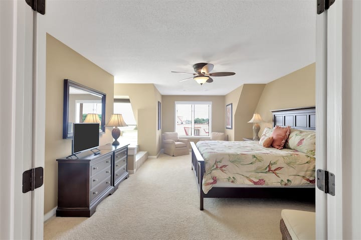 キングサイズベッドを備えたマスターベッドルーム