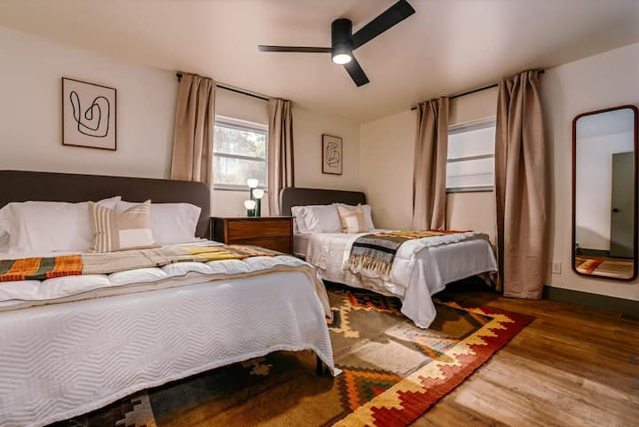 Dhoma e gjumit e vizitorëve ka dy krevate "queen".