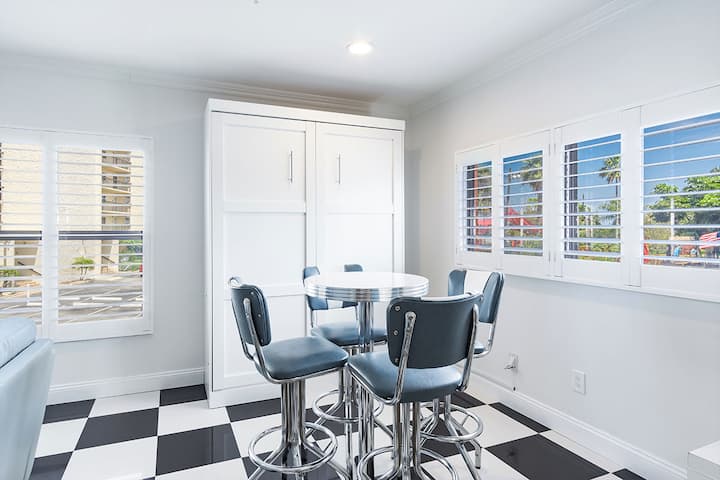 Gulf Side Condo-modern Yet Retro! Chateaux 2 - Indian Shores, FL