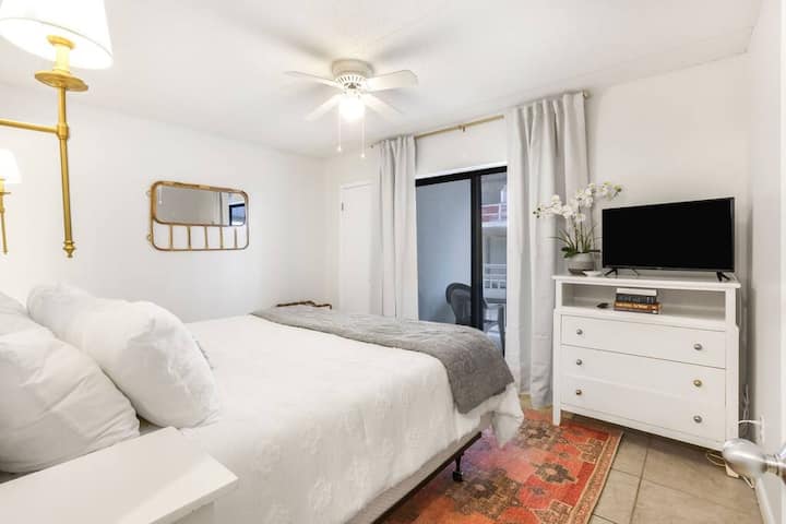 Glavna spavaća soba s bračnim krevetom, izlazom na balkon i privatnom kupaonicom. 