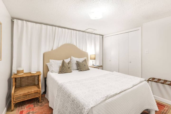 BR #2 s bračnim krevetom i pristupom BA #2. 