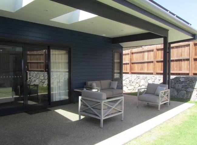 Storm Bay Cottage – lookout over the ocean and Alouarn Island in Flinders Bay gallery image 3