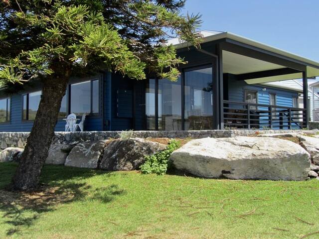 Storm Bay Cottage – lookout over the ocean and Alouarn Island in Flinders Bay
