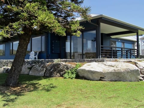 Storm Bay Cottage - lookout over the ocean and Alouarn Island in Flinders Bay