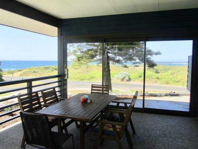 Storm Bay Cottage – lookout over the ocean and Alouarn Island in Flinders Bay gallery image 2