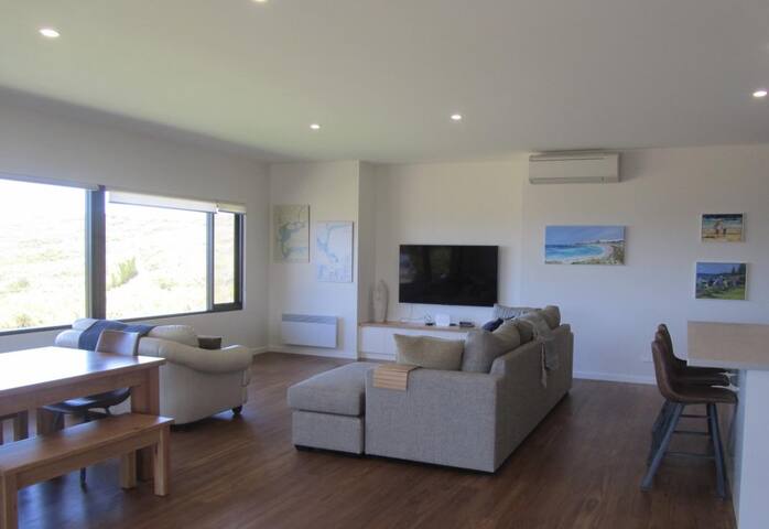 Storm Bay Cottage – lookout over the ocean and Alouarn Island in Flinders Bay gallery image 5