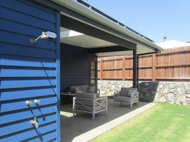 Storm Bay Cottage – lookout over the ocean and Alouarn Island in Flinders Bay gallery image 4