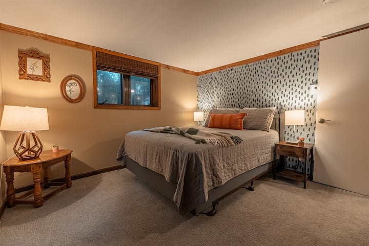 Удобна спална соба со брачен кревет (широк 150 – 179 см) за добар ноќен одмор