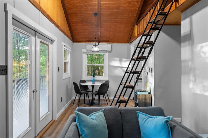 The Nook: Fenced yard, cabin, firepit