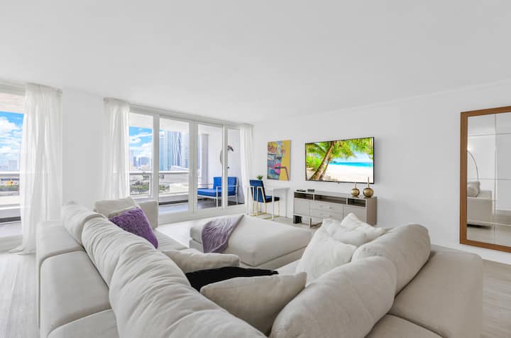 Bayviews & Balcony | Elevated Amenities | Staycozy - Miami