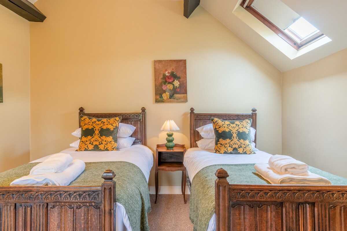 חדר שינה שני עם שתי מיטות יחיד