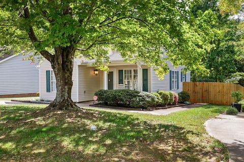 Fenced Yard * Pet Friendly * Walk to Downtown