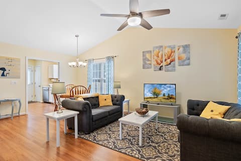 Fenced Yard * Pet Friendly * Walk to Downtown