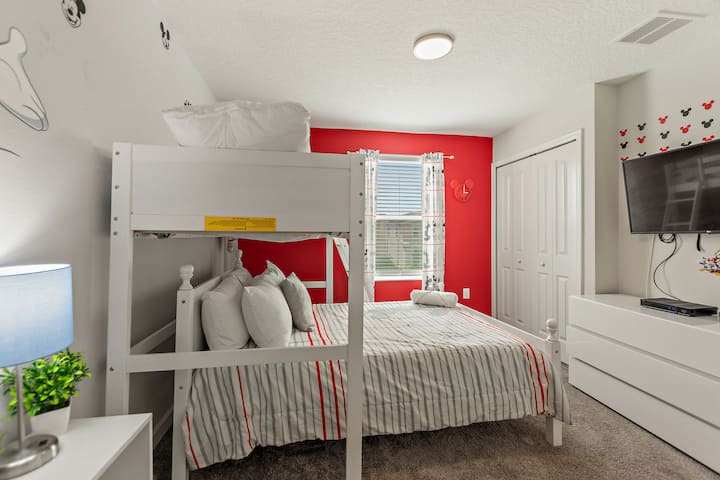 Il "tocco di magia". Letto matrimoniale grande sotto due letti a castello