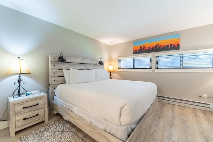 Dormitorio principal con cama tamaño king y baño en suite. 