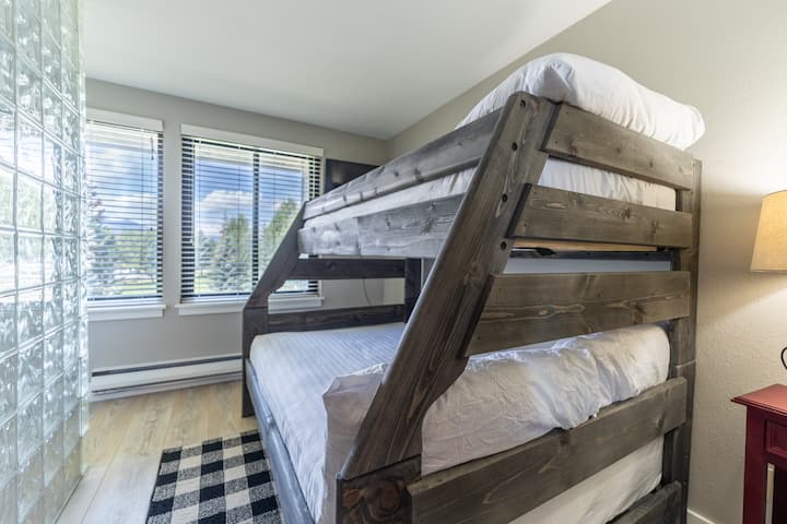 Dormitorio de invitados con una litera. 