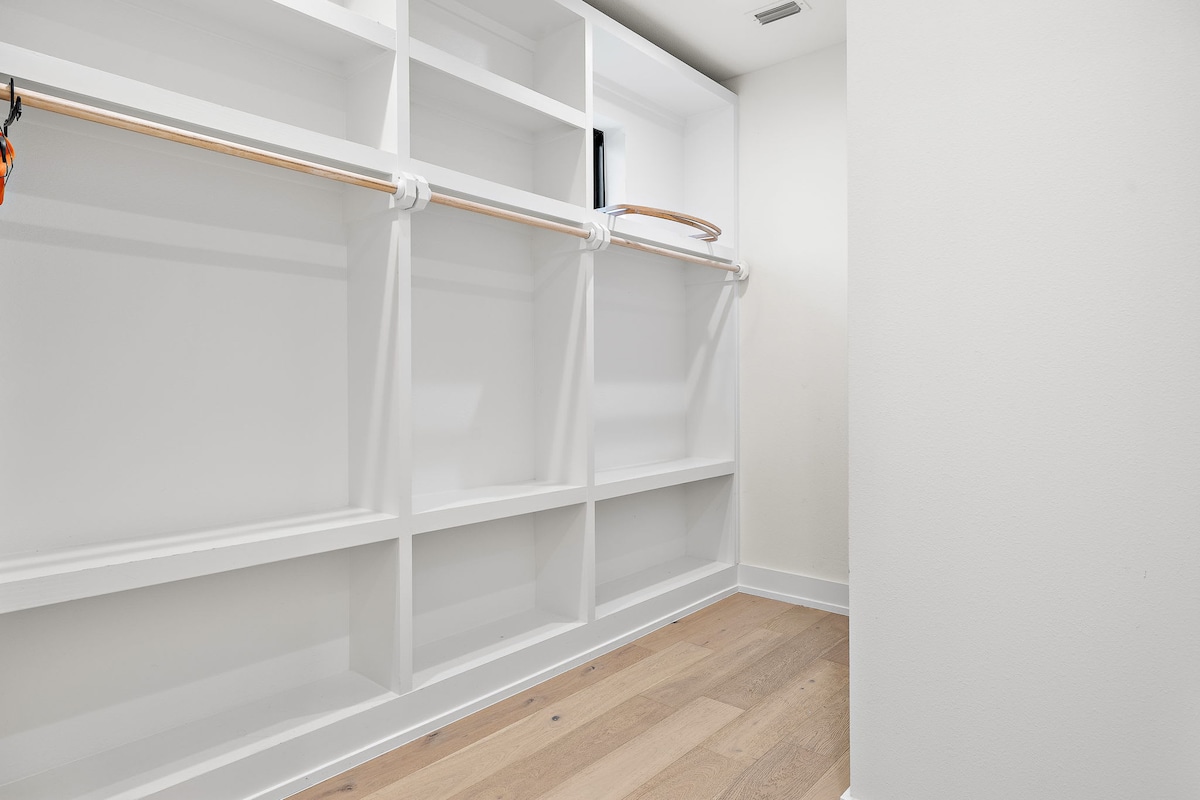 Artist's Hideaway - F1 & ACL | Office and Pets OK