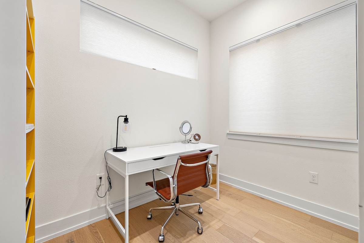 Artist's Hideaway - F1 & ACL | Office and Pets OK