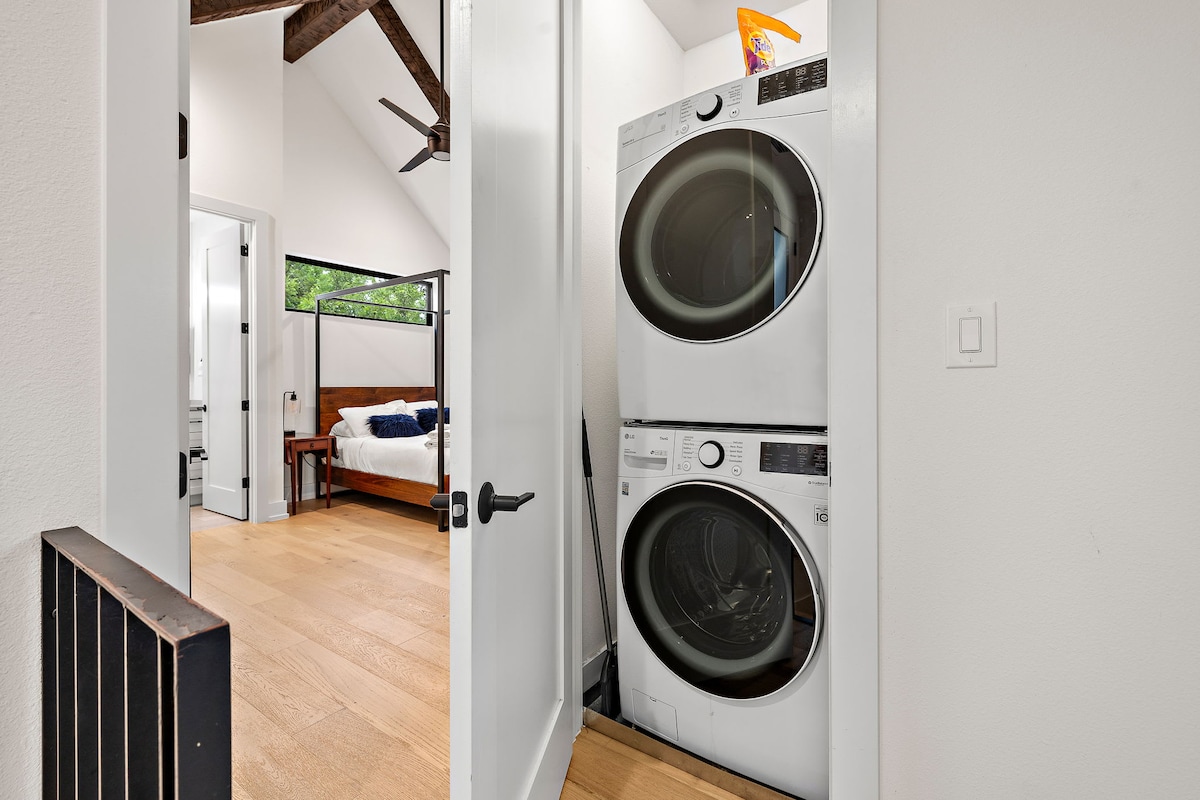 Artist's Hideaway - F1 & ACL | Office and Pets OK