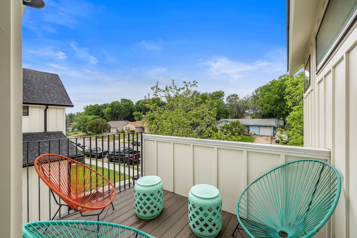 Artist's Hideaway - F1 & ACL | Office and Pets OK