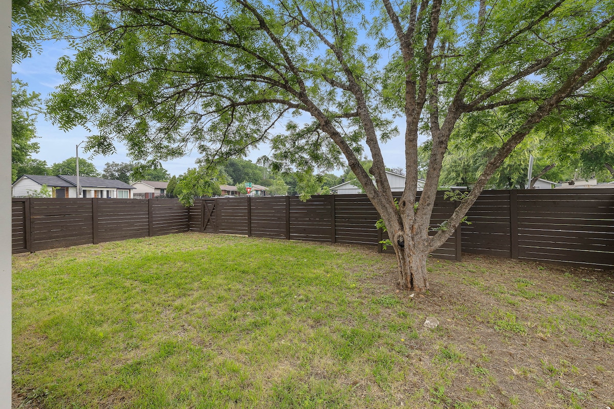Artist's Hideaway - F1 & ACL | Office and Pets OK