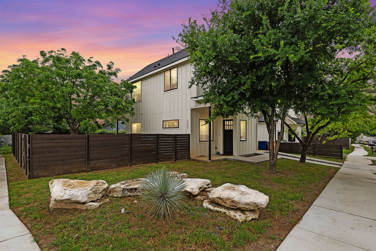 Artist's Hideaway - F1 & ACL | Office and Pets OK
