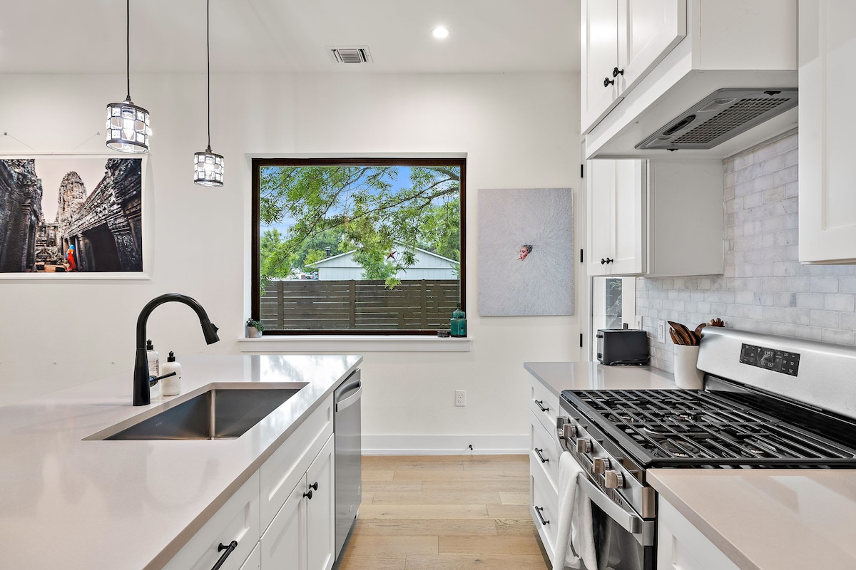 Artist's Hideaway - F1 & ACL | Office and Pets OK