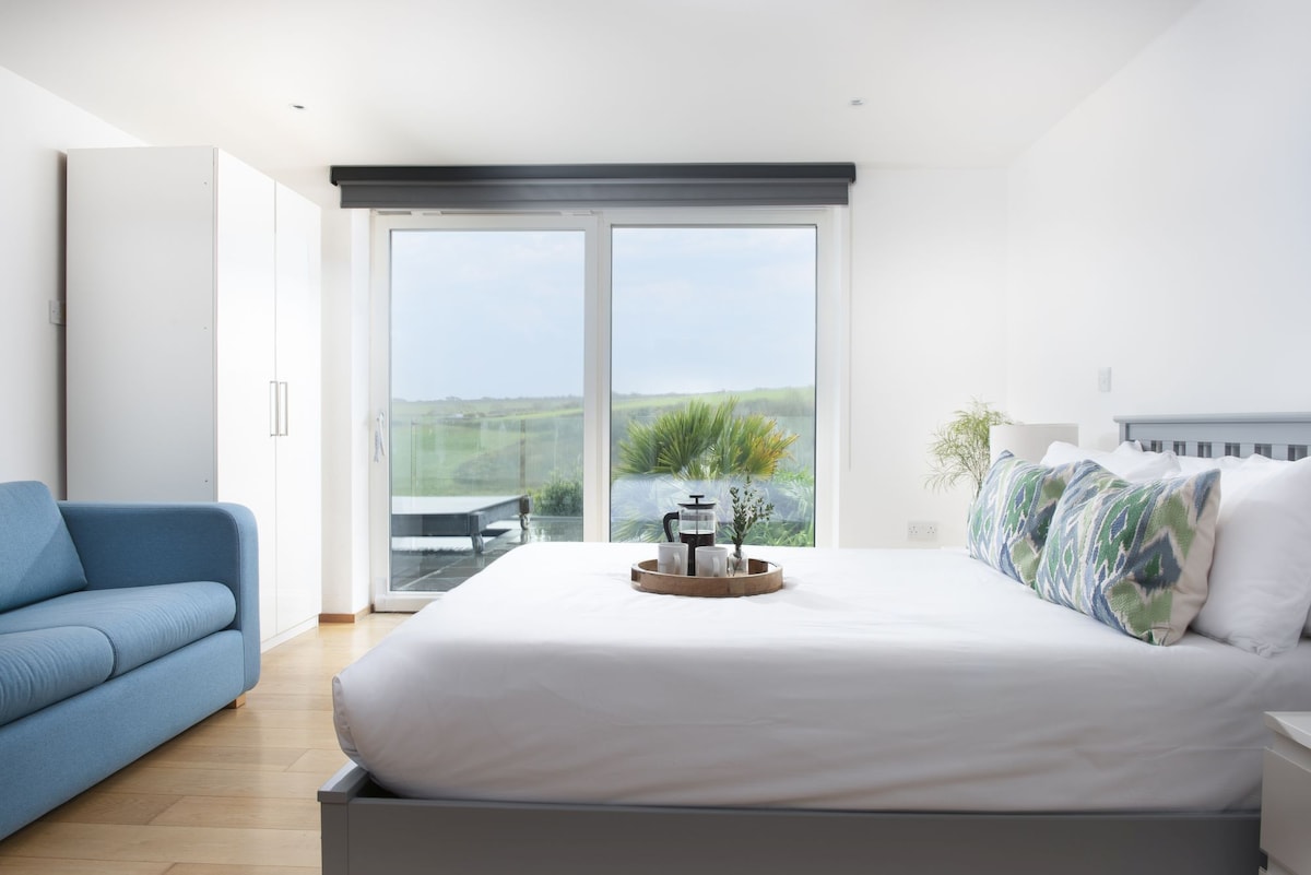 King sized bed, wardrobe and comfy sofa - Treheyl